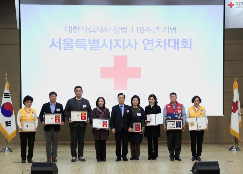 손영섭 비비안 대표(왼쪽에서 두번째)가 회원유공장 수상자들과 함께 지난 28일 대한적십자사 서울지사 나눔홀에서 시상식을 갖고 기념촬영을 하고 있다. (사진=비비안)