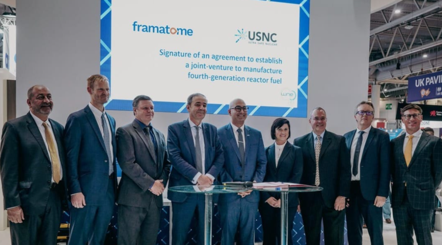 미국 USNC와 프랑스 프라마톰(Framatome) 관계들이 지난달 28일(현지시간) 프랑스 파리에서 열린 '2023 세계원자력전시회(WNE)'에서 핵연료 생산 합작투자 계약을 체결하고 기념촬영을 하고 있다. (사진=USNC) 