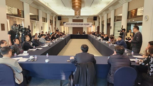 한국인터넷신문협회는 11월 30일 비상총회를 열고 다음카카오의 검색제휴 언론사에 대한 검색서비스 기본값 변경에 대한 대응방안을 논의했다. (사진=인터넷신문협회 )