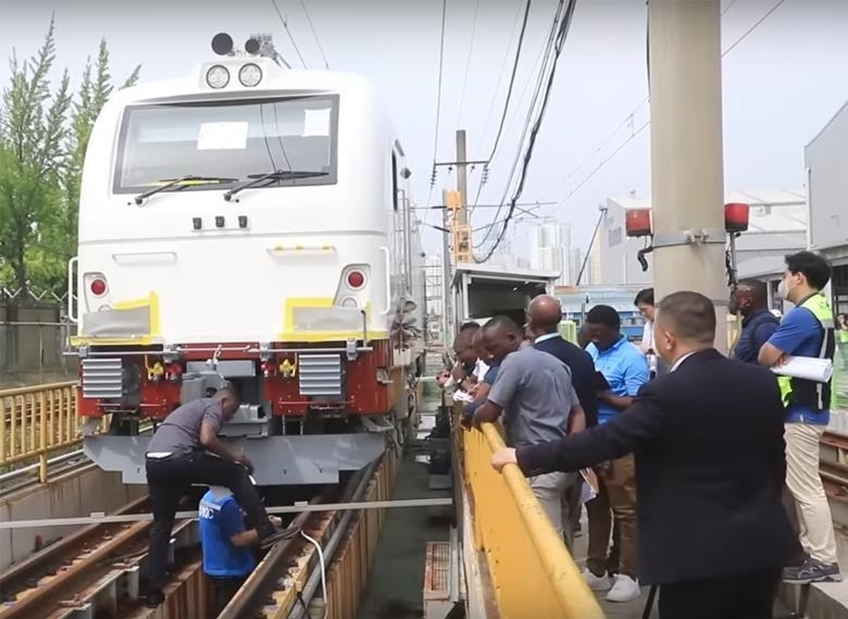 지난 7월 현대로템 창원공장에서 공개된 탄지니아 공급 전동차. (사진=railwaygazette)