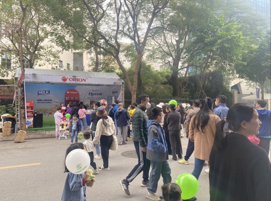 베트남 하노이에서 개최된 '2023- 한베 문화 우정의 거리 축제' 관람객들이 오리온이 마련한 행운의 룰렛 이벤트에 참가하기 위해 차례를 기다리고 있다. (사진=오리온 베트남)