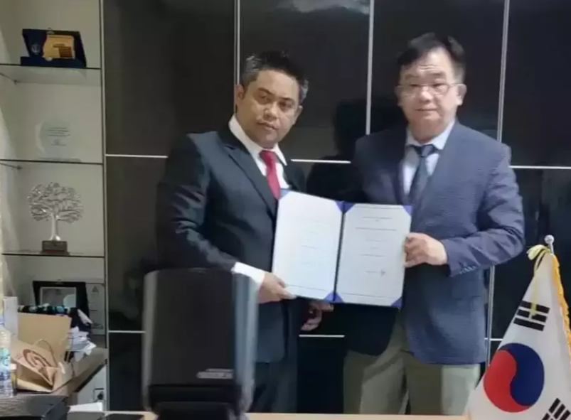 오용국 HNX 대표이사(오른쪽)와 자에날 아지즈 디나미카 우타마 자야 최고경영자(CEO)가 CNG 실린더 생산 관련 MOU를 맺고 기념촬영을 하고 있다. (사진=디나미카 우타마 자야)