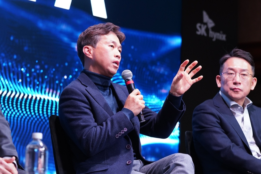 8일(현지시간) 미국 라스베이거스 만달레이베이 컨벤션센터 ‘SK하이닉스 AI 미디어 컨퍼런스’ 행사장에서 SK하이닉스 곽노정 대표이사 사장이 질의 응답을 진행하고 있다. (사진=SK하이닉스)