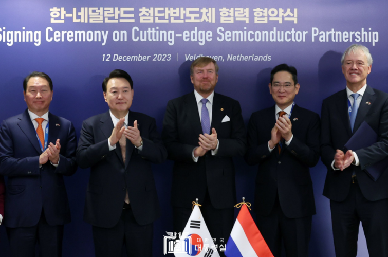 지난달 윤석열 대통령의 네덜란드 국빈 방문 중 펠트호번 ASML 본사에서 한·네덜란드 첨단 반도체 협약식을 마친 뒤 기념촬영을 하고 있다. 왼쪽부터 최태원 SK그룹 회장, 윤 대통령, 빌럼 알렉산더르 네덜란드 국왕, 이재용 삼성전자 회장, 피터 베닝크 ASML 최고경영자(CEO). (사진=대통령실)