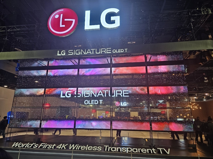 LG전자의 전시관 입구에 설치된 무선 투명 올레드 TV 'LG 시그니처 올레드 T'. (사진=LG전자)