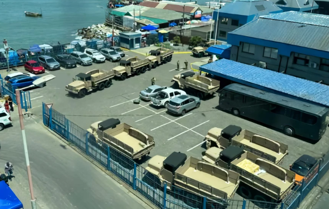 기아가 칠레 해병대에 KM250 9대를 공급했다. 사진은 칠레 항만운영회사 푸에르토 산안토니오 관리 시설로 옮겨진 KM250 차량들이 야전 배치를 앞두고 대기하고 있는 모습. (사진=푸에르토 산안토니오)