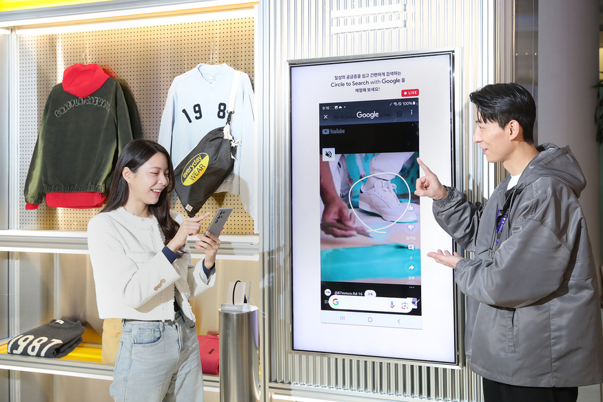 18일 오픈한 서울 영등포구 타임스퀘어에 위치한 갤럭시 스튜디오를 찾은 관람객이 갤럭시 팬큐레이터와 함께 '갤럭시 S24' 의 '서클 투 서치' 기능을 체험하는 모습. (사진=삼성전자)