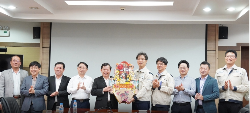 당반민(Dang Van Minh) 꽝응아이성 인민위원회 위원장이 이끄는 성 실무 대표단은 지난달 31일 성에 3690억동(약 200억원) 이상을 기부한 두산비나를 방문해 설날을 축하했다. (사진=꽝응아이성 인민위원회)