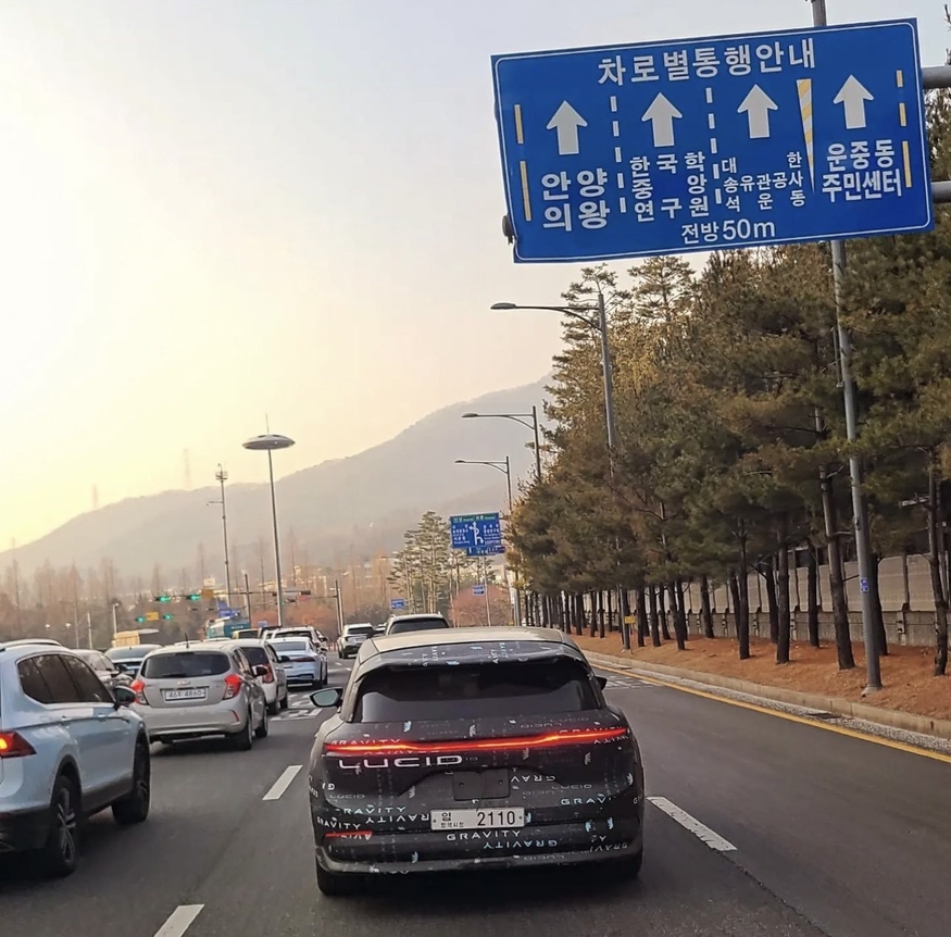 루시드 준대형 전기 SUV 모델 '그래비티' 프로토타입이 과천의왕고속도로에서 포착됐다. (사진=X계정 2028Lucid)