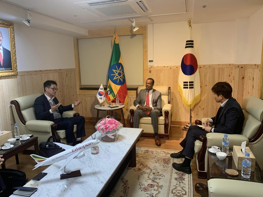 김대영 포스코인터내셔널 요하네스버그 지사장(왼쪽에서 첫 번째)와 데시 달케 두카모 주한 에티오피아 대사(가운데)가 22일 서울 용산구에 위치한 주한 에티오피아 대사관에서 만났다. (사진=주한 에티오피아 대사관)