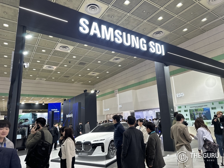 서울 삼성동 코엑스에서 열린 '인터배터리2024' 내 삼성SDI 부스를 관람객들이 살펴보고 있다. (사진=김은비 기자)