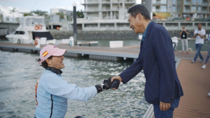 스페인 탐험가 겸 환경운동가인 알바로 마리찰라르(왼쪽)와 이상직 삼성전자 중남미총괄 라틴아메리카(SELA)법인 법인장(상무)가 최근 파나마 항구에서 만나 악수하고 있다. (사진=삼성전자)