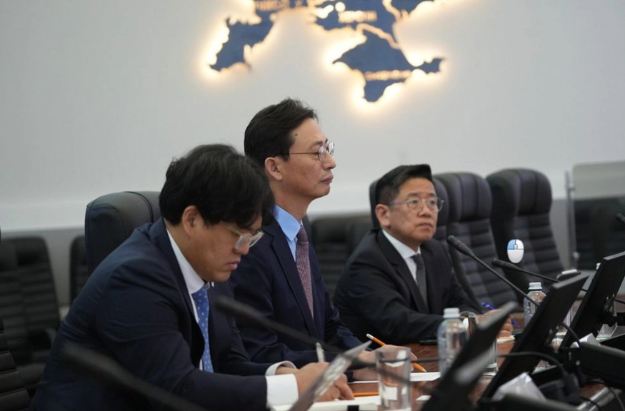 문재영 HD현대건설기계 영업본부장(부사장)은 최근 볼로디미르 뎀추크(Volodymyr Demchuk) 우크라이나 국가긴급당국(SESU) 국장과 만나 지뢰 제거 장비 지원 방안을 논의했다. (사진=SESU))