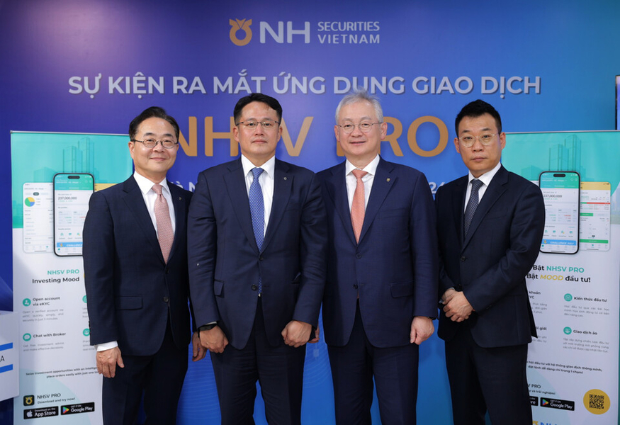 김홍욱 NH투자증권 글로벌사업본부 대표(왼쪽부터)와 김종석 NH증권베트남 대표, 정영채 NH투자증권 대표이사, 정중락 NH투자증권 WM 디지털 사업부 총괄대표가 지난달 26일(현지시간) 오후 베트남 하노이에서 열린 MTS 론칭행사에서 기념 촬영을 하고 있다.(사진=NH투자증권) 