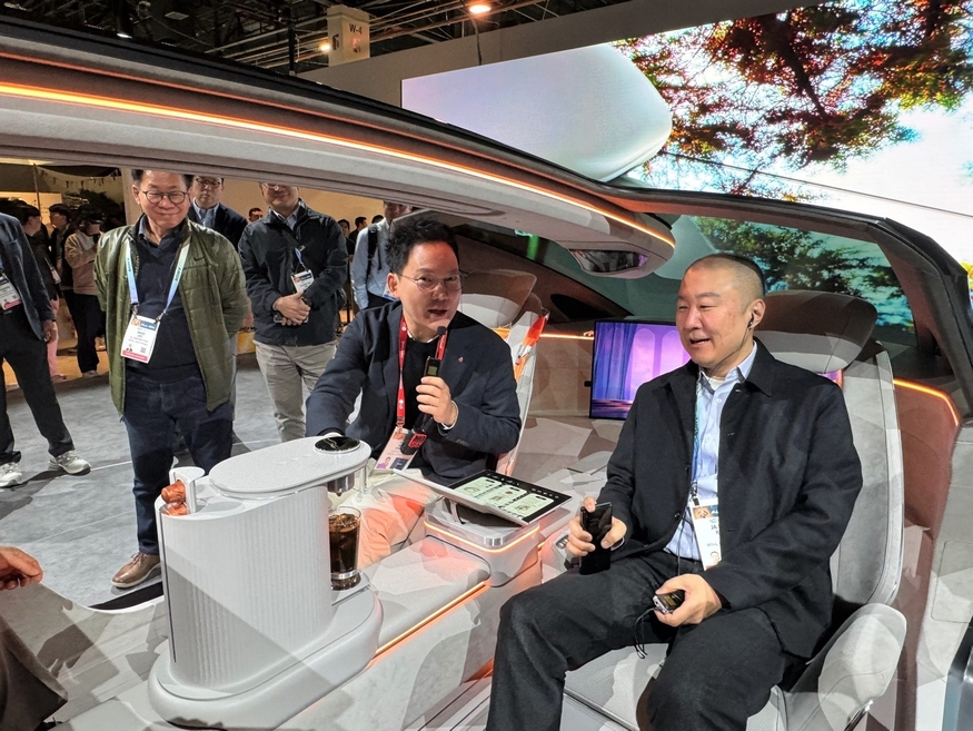 구자은 LS그룹 회장(오른쪽)이 미국 라스베이거스에서 열린 CES 2024의 LG전자 부스에서 관계자로부터 미래 모빌리티 콘셉트 '알파블'에 대한 설명을 듣고 있다. (사진=LS)