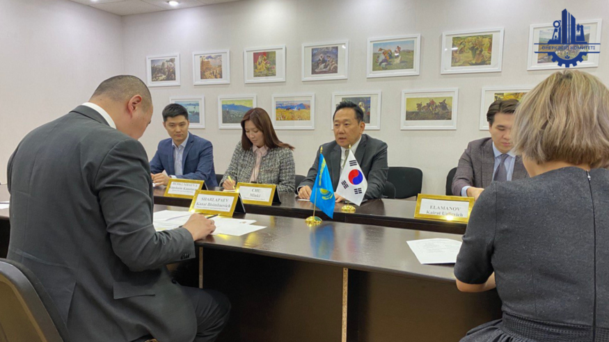 추민기 삼성전자 센트럴유라시아(SECE)법인 법인장(상무·가운데)이 카나트 샬라파예프 카자흐스탄 산업건설부 장관 등 정부 관계자와 만나 협력 방안을 논의하고 있다. (사진=카자흐스탄 산업건설부)
