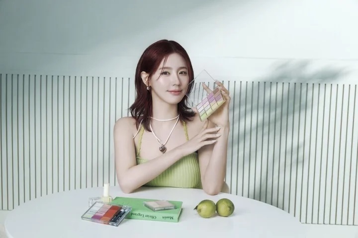 웨이크메이크 브랜드 뮤즈인 (여자) 아이들 미연이 라임 그린 컬러 코어 메이크업을 선보이고 있다. (사진=웨이크메이크)