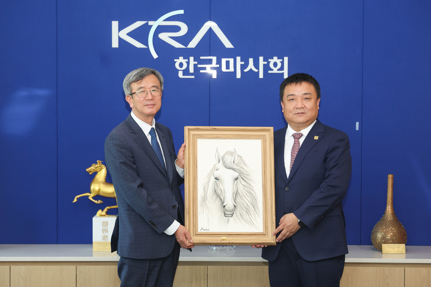 마사회는 지난 14일 렛츠런파크 서울에서는 제6경주로 CHIA(China Horse Industry Association, 중국마업협회) 트로피 경주를 개최했다. 사진 왼쪽부터 한국마사회 정기환 회장, 중국마업협회 위에 가오펑 사무총장. (사진=마사회)