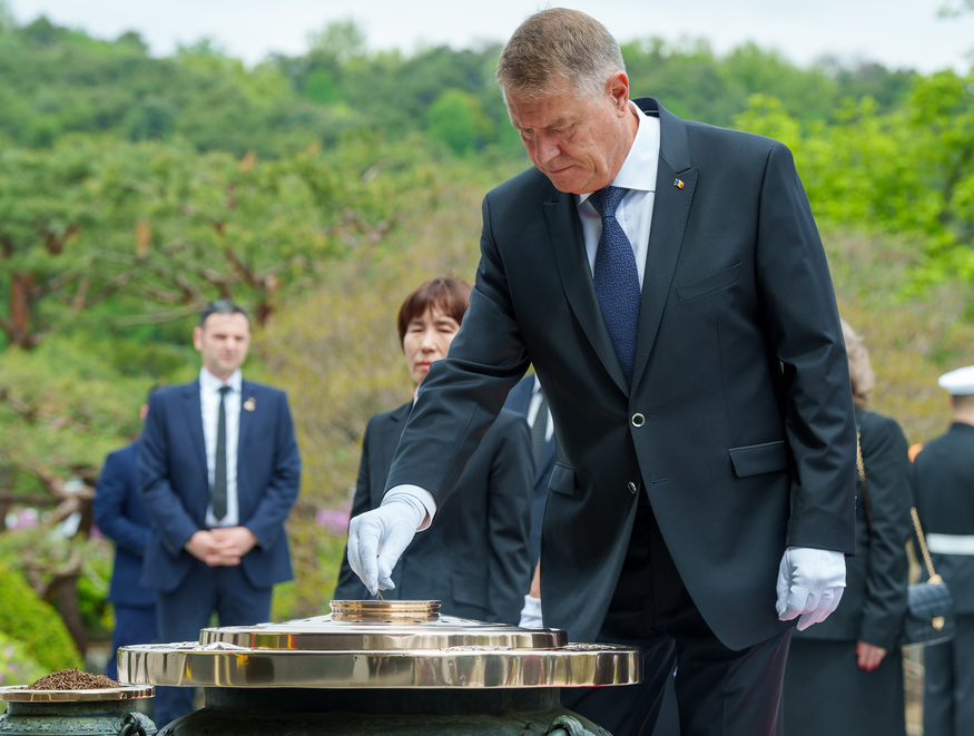 클라우스 요하니스(Klaus Iohannis) 루마니아 대통령이 22일 오후 서울 동작구 국립서울현충원 현충탑에 참배했다. (사진=클라우스 요하니스 엑스·X)