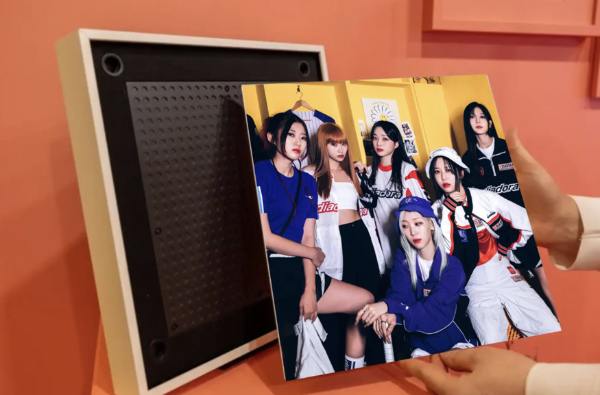 바이브존이 출시 예정인 바이브러리와 연동 가능한 디지털 기반 아크릴 사진액자. (사진=바이브존)