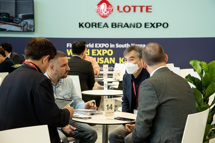 롯데홈쇼핑이 지난 2022년 9월 미국 뉴욕에서 개최한 브랜드 엑스포 현장을 방문한 양국 기업 관계자들이 대화를 나누고 있다. (사진=롯데홈쇼핑)