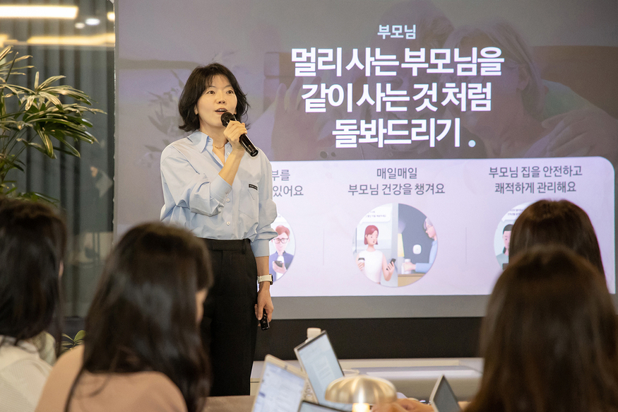 김현정 프로가 14일 수원사업장 디지털시티에 위치한 CX·MDE(고객 중심 멀티 디바이스 경험)센터에서 'AI 라이프'에 대해 발표하고 있다. (사진=삼성전자)