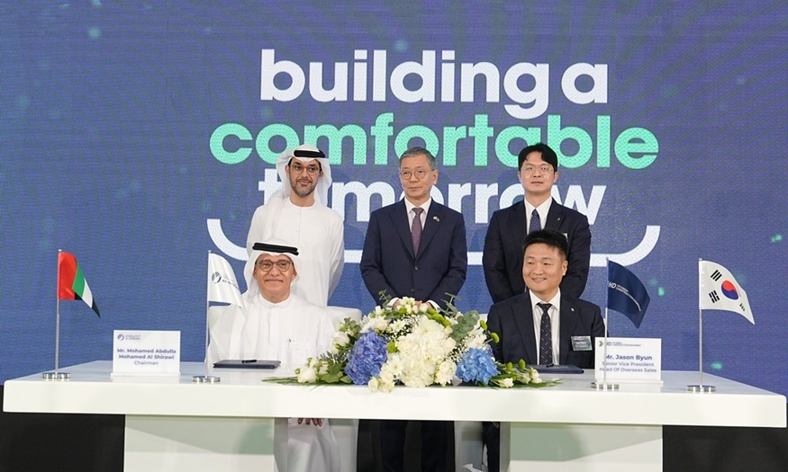  HD현대건설기계와 UAE 알시라위 머시너리가 작년 말 두바이에서 건설 장비 판매 계약을 맺고 기념촬영을 하고 있다. (사진=알 시라위 머시너리)