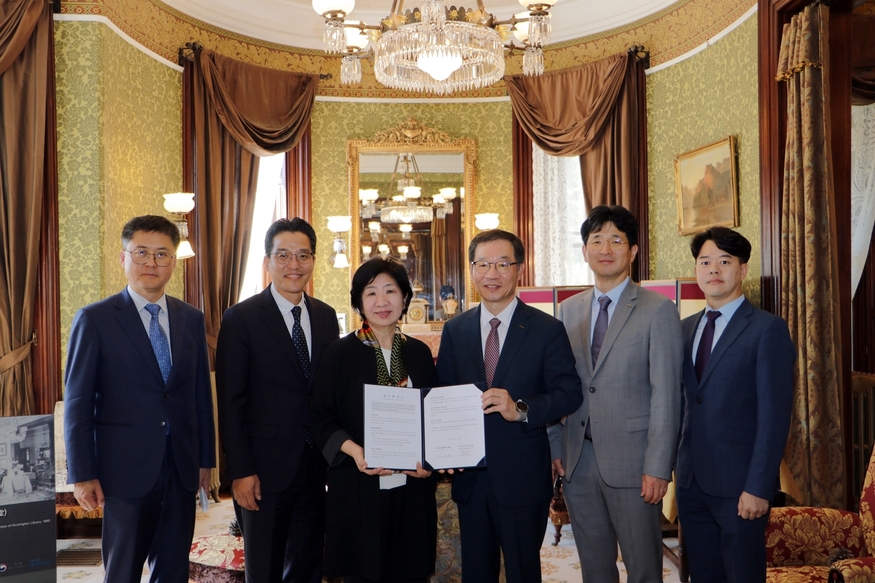 포스코인터내셔널과 국외소재문화유산재단이 ‘미국 소재 K-공유유산의 현지홍보와 가치확산을 위한 업무협약’을 체결하고 함께 기념촬영을 하고 있다. (왼쪽부터) 김정훈 주워싱턴한국문화원장, 김학조 주미대한민국대사관 공공외교공사, 김정희 국외소재문화유산재단 이사장, 박진우 포스코인터내셔널 북미지역 총괄법인장. (사진=포스코인터내셔널)