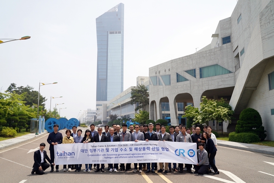 주형균 해저사업부 상무 등 대한전선 실무진이 지난 22일 충남 당진시 소재 대한전선 당진공장을 방문한 대만 대표단과 기념촬영을 하고 있다. (사진=대한전선)