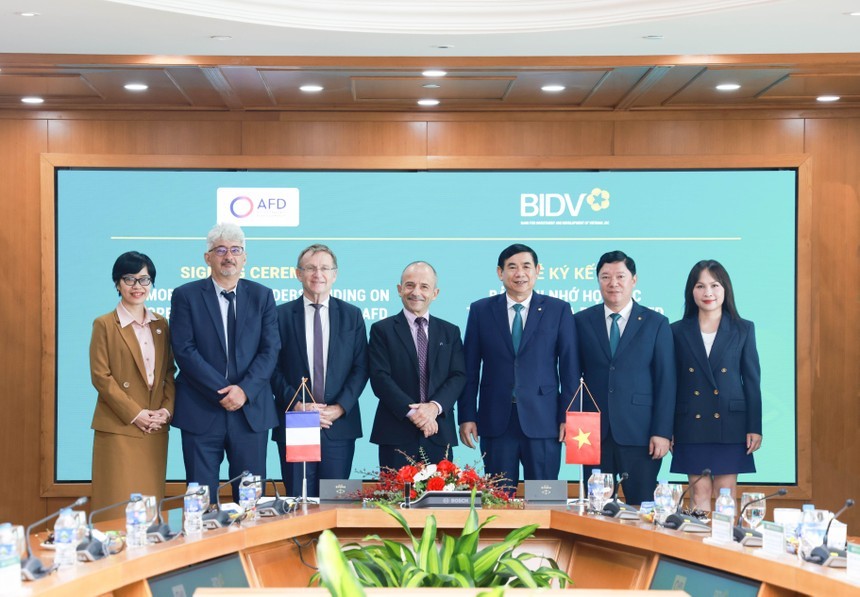 베트남투자개발은행(BIDV)과 프랑스 개발청(AFD)이 포괄적 협력 관계 증진을 위한 양해각서(MOU) 체결 후 기념 촬영을 하고 있다.(사진=BIDV)