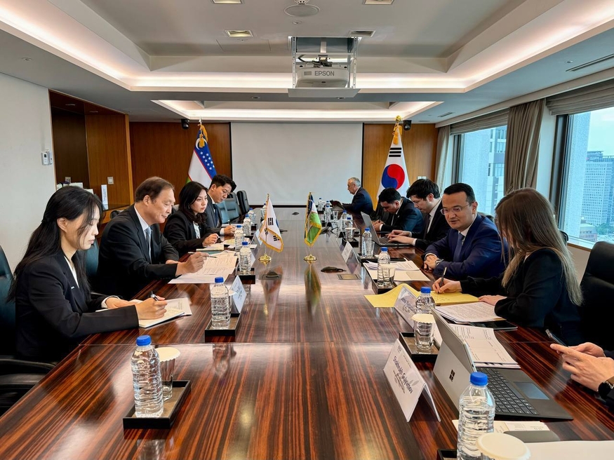 우즈베키스탄 투자산업통상부는 라지즈 쿠드라토프 장관이 이끈 대표단이 지난달 방한 기간 중 삼성전자, 기아, 롯데케미칼 등 국내 기업 관계자와 만나 협력 방안을 논의했다고 밝혔다. (사진=우즈베키스탄 투자산업통상부)
