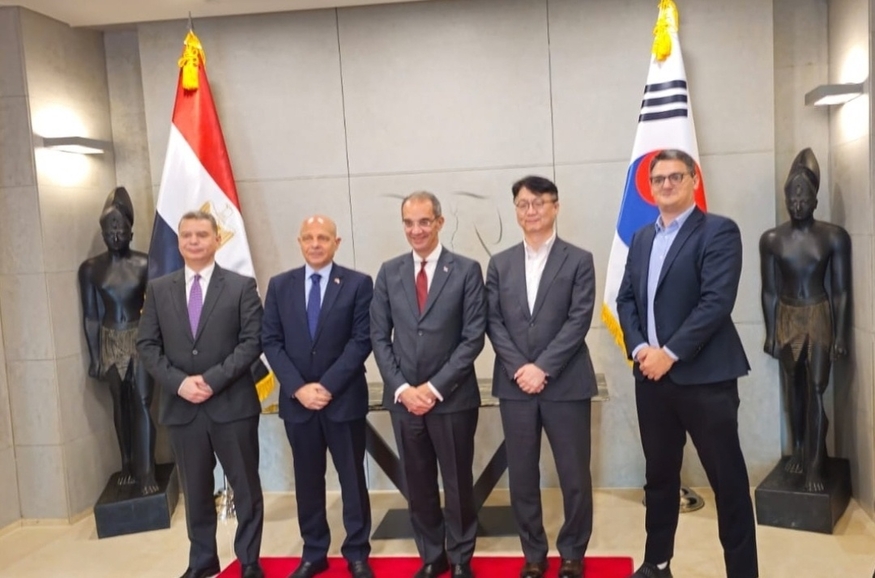 암르 탈랏 이집트 통신정보기술부 장관(왼쪽에서 세 번째)와 김의석 아우토크립트 대표이사(왼쪽에서 네 번째)가 지난 7일 서울 모처에서 만나 협력 방안을 논의했다. (사진=이집트 통신정보기술부)