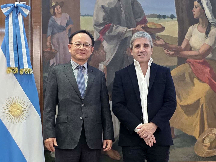 정기섭 포스코홀딩스 사장(왼쪽)이 지난 12일 아르헨티나 부에노스아이레스에서 루이스 카푸토(Luis Caputo) 경제부 장관을 만나 이차전지용 리튬 사업 협력을 논의했다. (사진=포스코홀딩스)