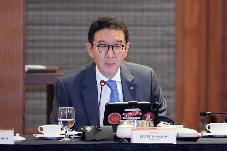허용수 GS에너지 사장이 1일 오전 팜민찐 베트남 총리와 국내 20여 개 기업 경영진 간 원탁회의에서 발언하고 있다. (사진=베트남 정부)