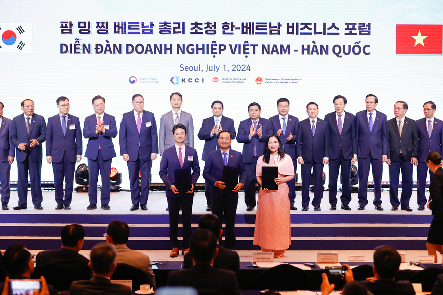 (왼쪽부터) 추형욱 SK E&S 사장, 응우옌 티 탄 빈(Nguyen Thi Thanh Binh) T&T그룹 부사장, 보 반 흥(Vo Van Hung) 꽝찌성 인민위원회 위원장이 지난 1일 서울 중구 롯데호텔에서 열린 '한-베트남 비즈니스 포럼'에서 양해각서(MOU) 교환 후 기념 사진을 촬영하고 있다. (사진=베트남 정부)