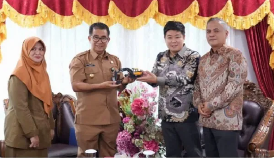 HD현대건설기계 인도네시아법인은 오는 21일(현지시간) 발릭파판(Balikpapan)시 카랑 조앙(Karang Joang)에서 착공식을 열고 물류창고 건립에 착수한다. 사진 오른쪽 두번째부터 채희범 HD현대건설기계 인도네시아 법인장과 아크말 말릭(Akmal Malik) 인니 동부 칼리만탄 주지사 대행. (사진=칼리만탄 주정부)