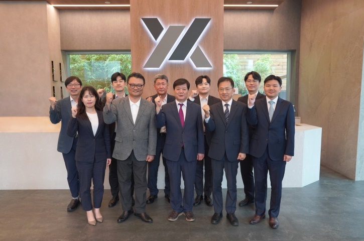 법무법인 YK가 지난 17일 서울 강남 주사무소에서 ‘디지털 자산센터’ 발족식을 진행한 뒤 기념사진을 촬영하고 있다.(사진=YK)