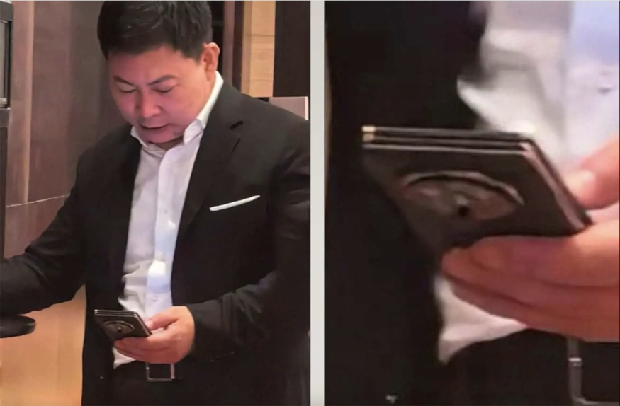 트리플 폴드폰을 사용 중인 위청둥 화웨이 CEO (사진=기즈차이나)