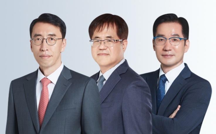 오충진 법무법인 YK 대표변호사(왼쪽부터)와 박찬호 대표변호사, 정병실 변호사.(사진=YK)