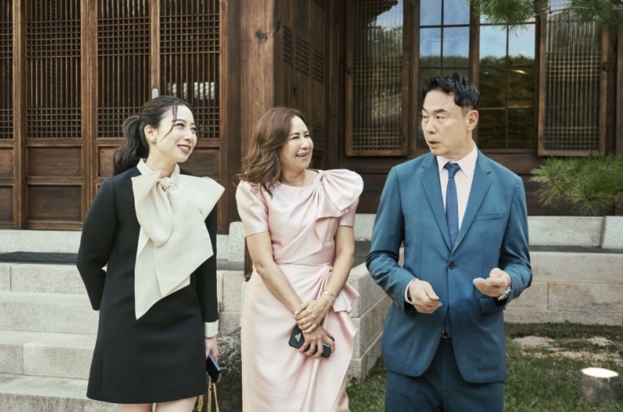 
정지영 현대백화점 사장(오른쪽 첫번째)가 시암 피왓 그룹이 서울에서 개최한 이벤트 참가자들과 대화를 나누고 있다. (사진=시암 피왓 그룹)