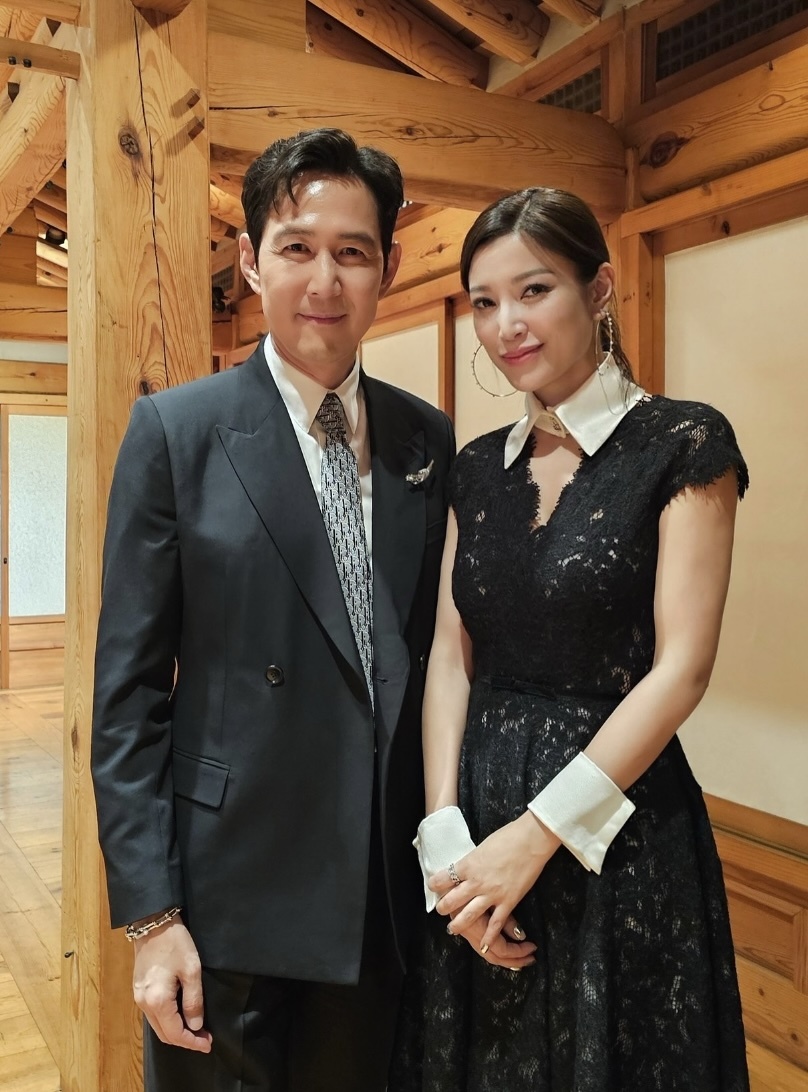 . 태국계 영국인 배우 모라콧 에이미는 이정재와 찍은 사진을 본인 인스타그램에 게시했다. (사진=모라콧 에이미 인스타그램)
