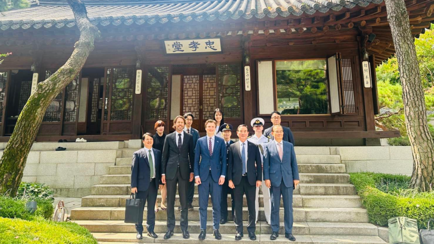 루벤 브레켈만스 네덜란드 국방장관이 9일 KAI 경영진과 서울 강남 소재 한 식당에서 오찬 미팅을 갖고 기념촬영을 하는 모습. (사진=브레켈만스 장관 '엑스')