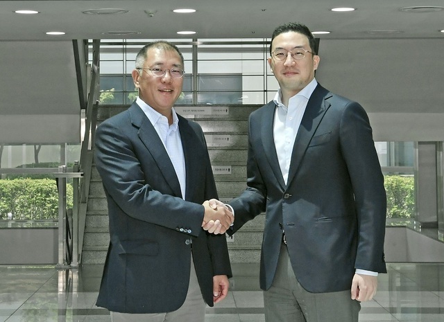정의선 현대자동차그룹 회장과 구광모 LG그룹 회장이 지난 2020년 6월 22일 오창 공장 본관에서 악수를 나누고 있다. (사진=현대차)