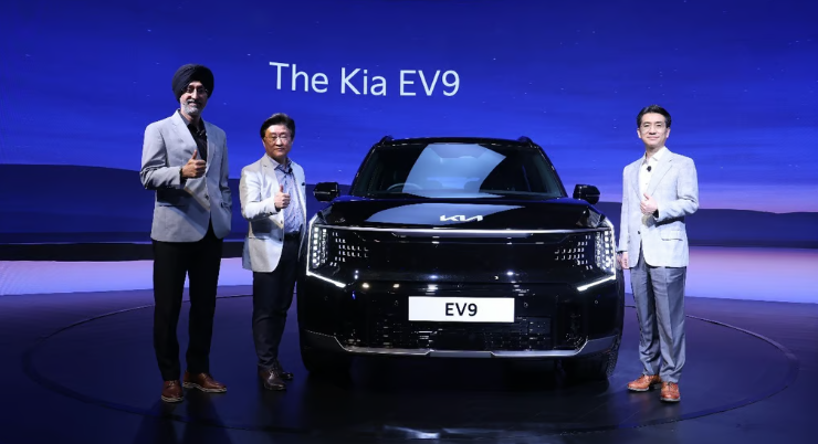 이광구 기아 인도권역본부장(오른쪽)이 브랜드 전용 전기차 모델 EV9 옆에서 기념사진을 촬영하고 있다. (사진=기아)
