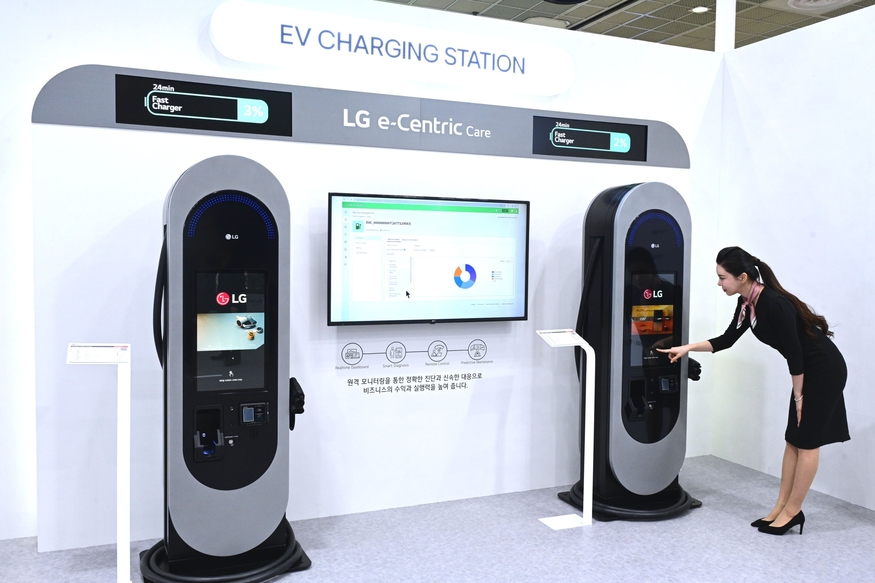 LG전자의 200kW 급속 충전기와 실시간으로 전력량 등을 확인할 수 있는 클라우드 기반의 관제 솔루션 ‘이센트릭(e-Centric)’. (사진=LG전자)