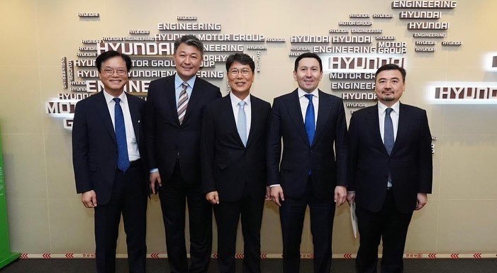 홍현성 현대엔지니어링 대표이사(왼쪽에서 세 번째)가 누를란 자쿠포프 카자흐스탄 삼룩카즈나 최고경영자(CEO·네 번째)와 회동해 기념촬영을 하고 있다. (사진=주한카자흐스탄 대사관)