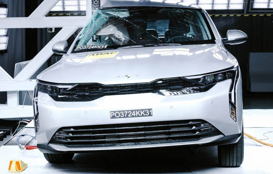 기아 K3의 라틴 NCAP 측면 충돌 평가 테스트 모습. (사진=라틴NCAP)