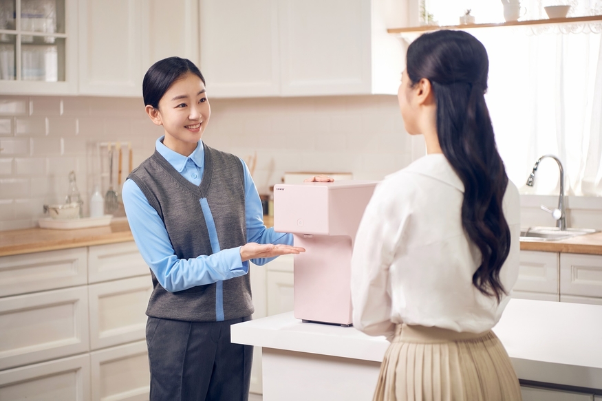 코웨이 코디가 방문 케어 서비스를 제공하고 있다. (사진=코웨이)