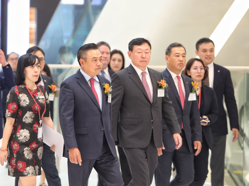 신동빈 롯데그룹 회장(앞줄 오른쪽)과 쩐 시 타잉 베트남 하노이 인민위원장 시장(앞줄 왼쪽)이 지난해 7월 베트남 하노이에서 열린 '롯데몰 웨스트레이크' 그랜드 오픈 기념식에 나란히 입장하고 있다. (사진=하노이市)
