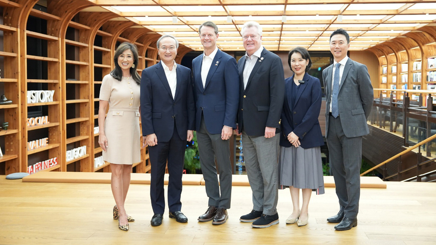 이석희 SK온 사장(왼쪽에서 두 번째)이 지난 8일 서울 종로구 SK서린빌딩에서 스튜어트 맥코터(Stuart C. McWhorter) 테네시주 경제개발부 장관(세 번째) 일행과 만나 기념촬영을 하고 있다. (사진=테네시주 경제개발부)